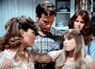 Die Waltons – Mary Ellen (Judy Northon-Taylor, l.) hat die kleine Sissie (Debbie Lytton, vorne r.) ins Haus gebracht. Zusammen mit John Boy (Robert Wightman, M.) und Erin (Mary Beth McDonough) kümmert sie sich um das Mädchen.