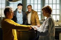 Rentnercops – Dr. Rosalind Schmidt (Helene Grass, r.) stellt bei Torsten Hahn (Jörn Knebel, l.) eine Amnesie fest. Es besteht der Verdacht auf ein Gewaltverbrechen. Bielefelder (Bill Mockridge, 2.v.l.) und Schmitz (Hartmut Volle, 2.v.r.) nehmen sich des kniffligen Falls an.