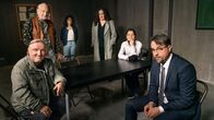 Tatort – V.l.n.r.: Frank Thiel (Axel Prahl), Herbert Thiel (Claus D. Clausnitzer), KK Annika Kröger (Banafshe Hourmazdi), Staatsanwältin Klemm (Mechthild Großmann), Francis Meletzky (Regie), Prof. Karl-Friedrich Börne (Jan Josef Liefers)