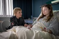 Notruf Hafenkante – Melanie (Sanna Englund, l.) versucht, zu Anna (Charlotte Lorenzen, r.) vorzudringen und zu erfahren, was mit dem Mädchen geschehen ist.
