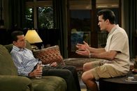Two and a Half Men – Da Charlie (Charlie Sheen, r.) Angst hat sich von Jake trennen zu müssen, falls Alan (Jon Cryer, l.) und Judith wieder zusammenziehen und ihren Sohn mitnehmen, versucht er Alan von der Beziehung abzuhalten ...