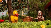 Unser Sandmännchen – Pitti und Schnatterinchen wollen Moppi helfen, die Birne zu pflücken.