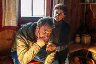 Der Bergdoktor – Schockierende Nachricht für Hans (Heiko Ruprecht, l.): Susanne will mit der gemeinsamen Tochter Sophia Ellmau verlassen. Ist das alles seine Schuld? Lisbeth (Monika Baumgartner, r.) versucht, ihn zu beruhigen.