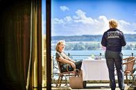 WaPo Bodensee – Nele Fehrenbach (Floriane Daniel, r.) verhört Gina Kleber (Barbara Melzl, l.), die ein starkes Motiv hat.