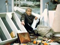 Loriot – SWR Fernsehen LORIOT, "Ungewöhnliches aus dem Konzertsaal; Pech im Studio; und eine Wohnzimmerkatastrophe" Uhr. Beamte im Außendienst gelten als besonders höflich und diskret. Nur in Ausnahmefällen leidet die Wohnungseinrichtung bei ihrem Wirken. Allerdings sollte man darauf achten, wenn man sie allein im Wohnzimmer lässt, dass alle Bilder gerade hängen.