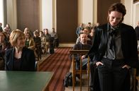Legal Affairs – Leo Roth (Lavinia Wilson, re.) lädt Anna Behrmann (Helene Grass) zur Vernehmung.