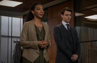 Counterpart – Naya Temple (Betty Gabriel, l.); Peter Quayle (Harry Lloyd, r.)