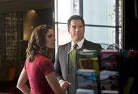 Navy CIS: L.A. – Müssen zusammen arbeiten, um Rio, einen Gefangenen, der auf einem Flug von Singapur nach Los Angeles entkommen konnte, wieder zu fassen: Kensi (Daniela Ruah, l.) und DiNozzo (Michael Weatherly, r.) ...