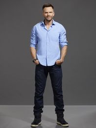 Community – (6. Staffel) - Hat Angst vor dem Älterwerden und, dass seine Freunde ihn im Greendale College zurücklassen: Jeff (Joel McHale) ...