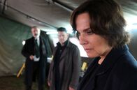 Der Irland-Krimi – Cathrin Blake (Désirée Nosbusch) ist sich sicher, endlich die Überreste ihres verschollenen Mannes gefunden zu haben. Polizeichef Sean Kelley (Declan Conlon, li.) und Kommissar Callum (Vincent Walsh) beobachten sie.