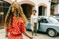 Reiterhof Wildenstein – Rike (Klara Deutschmann) erwartet von ihrer Mutter Elsa (Ulli Maier, re.) mehr Unterstützung im Kampf, Jacomo zurück zu holen.