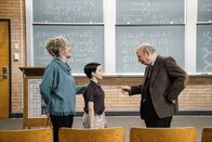 Young Sheldon – Sheldon (Iain Armitage, M.) ist hellauf begeistert, als sich Meemaw (Annie Potts, l.) und der College Professor Dr. John Sturgis (Wallace Shawn, r.) zum Essen verabreden ...