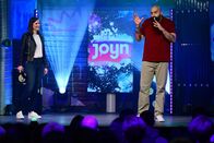 Comedy Battle – Sara Karas (l.); Passun Azhand (r.)