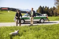 Hubert und Staller – Staller (Helmfried von Lüttichau, links mit Christian Tramitz, rechts) versucht den tierischen Ausreisser einzufangen.