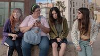 Simple – Marga (Natalia de Molina, l.), Ŕngels (Coria Castillo, 2.v.l.), Nati (Anna Castillo, 2.v.r.) und Patri (Anna Marchessi, r.) genießen einen gemeinsamen Tag am Strand. Doch im Laufe des Tages schwindet ihre Gruppe und sie finden sich schließlich nur noch zu dritt zusammen.
