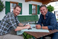 Der Bergdoktor – Die zwei Brüder Martin (Hans Sigl, r.) und Hans (Heiko Ruprecht, l.) genießen den Abend.