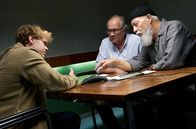 Rentnercops – Klaus Schmitz (Hartmut Volle, 2.v.r.) und Reinhard Bielefelder (Bill Mockridge, r.) verhören Mathis (Carl Benzschawel, l.), wegen dem Überfall auf den Aktivisten.