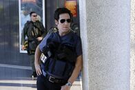Numb3rs - Die Logik des Verbrechens – Das FBI ist auf der Jagd nach einer Gruppe von Kidnappern, die ihre Opfer entführen, vergewaltigen und dann zwingen, Geld von ihren Konten abzuheben. Don (Rob Morrow) und sein Team setzen alles daran, die Gruppe zu stellen ...