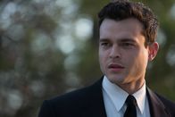 Regeln spielen keine Rolle – Frank Forbes (Alden Ehrenreich)