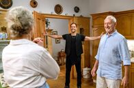 Sturm der Liebe – Dexter Torrence (Andreas Beckett, M.) taucht Ã¼berraschend bei Alfons (Sepp Schauer, r.) und Hildegard (Antje Hagen, l.) auf. Der Hollywoodstar Dexter Torrence, gespielt von Andreas Beckett, kommt zurÃ¼ck an den â€žFÃ¼rstenhofâ€œ. Seine langjÃ¤hrigen Freunde Alfons und Hildegard freuen sich sehr Ã¼ber den Besuch und auch Gerry ist voller Vorfreude, sein groÃŸes Idol einmal persÃ¶nlich kennenzulernen.