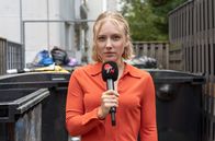 Bis es blutet – Die ehrgeizige Jungjournalistin Aga (Elisa Schlott) in ihrem Element als investigative Reporterin für ein rechtskonservatives Newsportal