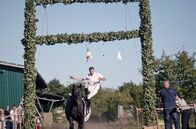 Village X – Der Superkokot, das sorbische Erntefest. Die Reiter müssen einem toten Hahn im vollen Galopp den Kopf abreißen.