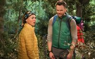 The Great Indoors – Brooke (Susannah Fielding, l.); Jack Gordon (Joel McHale, r.)