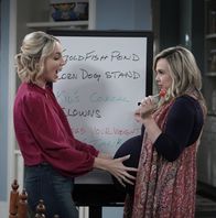 Last Man Standing – Mandy Baxter (Molly McCook, l.); Kristin Baxter (Amanda Fuller, r.)