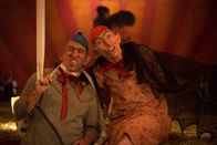 American Horror Story – Während sich auch Salty (Christopher Neiman, l.) und Pepper (Naomi Grossman, r.) wehren an Halloween aufzutreten, besteigt Elsa die Bühne und ruft damit einen bösen Geist wach ...