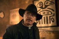 The Exorcist – Während Pater Marcus (Ben Daniels) ums Überleben kämpft, wächst bei Maria Walters der Unmut über ihre geringe Wertschätzung, die ihr zuteil wird ...