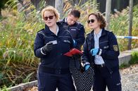 WaPo Bodensee – Nele Fehrenbach (Floriane Daniel, l.) und Julia Demmler (Wendy Güntensperger, r.) sichern die Spuren am Tatort.