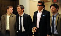 Die Hochzeit unserer dicksten Freundin – Angemessener Junggesellenabschied für Bräutigam Dale (Hayes MacArthur, verbundene Augen) und seine Freunde Joe (Kyle Bornheim), Trevor (James Marsden) und Clyde (Adam Scott).