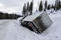 Ice Road Rescue - Extremrettung in Norwegen – Overhalla, Norway - Picture of the big truck in the ditch.