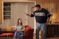 Young Sheldon – Mary Cooper (Zoe Perry, l.); George Cooper sen. (Lance Barber, r.)