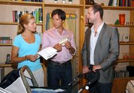 Sturm der Liebe – 10 Uhr im Ersten. Der überraschend aufgetauchte Vater des Babys, Nick Lell (Julian Manuel, r.), bietet Gregor (Christof Arnold, M.) und Jana (Jessica Boehrs, l.) eine scheinbar legale Adoption an.
