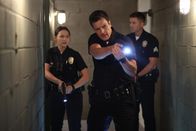 The Rookie – Als Nolan (Nathan Fillion, M.) das Haus durchsucht, aus dem die geheimnisvolle Frau geflohen ist, glauben er, Chen (Melissa O'Neil, l.) und Bradford (Eric Winter, r.) ihren Augen nicht.