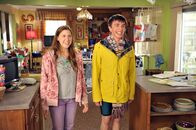 The Middle – Zu Beginn des neuen Jahres beschließen die Hecks, einander Ziele zu setzen, die sie erreichen sollen: Frankie soll sich mehr um Brick kümmern, Mike häufiger lächeln, und Axl sein Zimmer sauber halten. Auch Sue (Eden Sher, l.) hat eine Aufgabe und lässt sich dabei von Brad (Brock Ciarlelli, r.) inspirieren ...