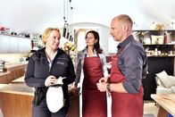 WaPo Bodensee – Nele Fehrenbach (Floriane Daniel, l.) befragt Manfred (Thorsten Nindel, r.) und Anja Görlinger (Sabine Lorenz, M.), die Geschäftspartner von Kleber.