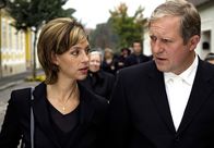 Der Winzerkönig – Auf dem Weg zum Begräbnis von dessen Vater spricht Thomas Stickler (Harald Krassnitzer) mit seiner Frau Johanna (Carin C. Tietze) über ihre Beziehung. Beide sind sich einig, dass ihre Ehe gescheitert ist.