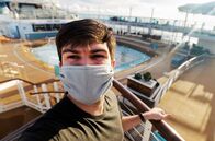 Viral Dreams – Der 23-jährige Riley aus Alaska arbeitet auf einem Kreuzfahrtschiff in China, als die Pandemie das Schiff lahmlegt und er wochenlang getrennt von seiner Freundin in einer Kabine in Quarantäne muss.