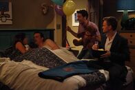 How I Met Your Mother – Lily (Alyson Hannigan, l.) und Marshall (Jason Segel, 2.v.l.) haben einen Doppelgänger von Barney entdeckt und wollen nun ein Baby zeugen. Doch Ted (Josh Radnor, 2.v.r.) und Barney (Neil Patrick Harris, r.) sind irgendwie immer mit dabei ...