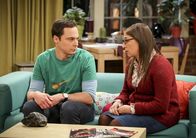 The Big Bang Theory – Sheldon (Jim Parsons, l.) fühlt sich schlecht, nachdem er Bert vor den Kopf gestoßen hat und hofft auf einen Ratschlag von Amy (Mayim Bialik, r.) ...