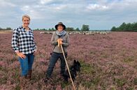 Wunderschön! – Moderatorin Judith Rakers (l) mit Wiebke Schmidt, die als Schäferin mit ihren Heidschnucken über die Heide zieht.