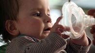 Puls – Puls Millionenteure Medikamente – Das Drama seltene Krankheit Kleinkind hält Atemmaske in den Händen. Copyright: SRF