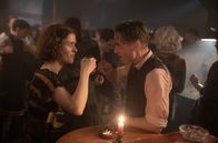 Babylon Berlin – Gereon (Volker Bruch) und Charlotte (Liv Lisa Fries) sind ein Liebespaar.