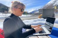 Puls – Puls Work-Life-Balance: Arbeit und Freizeit trennen oder verschmelzen? Daniela Lager am Notebook im Schnee Copyright: SRF