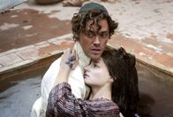 Der Medicus – Rob (Tom Payne) hat Angst, dass die an der Pest erkrankte Rebecca (Emma Rigby) stirbt.