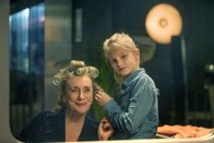 Romys Salon – Stück für Stück werden Romy (Vita Heijmen) und ihre Oma Stine (Beppie Melissen) zu einem eingeschworenen Team.