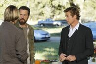 The Mentalist – L-R: Haben Carson (Paul David Story) und Matthew Gold (Troy Ruptash) etwas mit dem Mord an dem jungen Botaniker und Cannabis-Forscher Jeremy Reese zu tun? Patrick (Simon Baker) versucht alles, um dies herauszufinden ...
