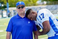 Modern Family – L-R: Cameron Tucker (Eric Stonestreet) und Dwight (Winston Duke)